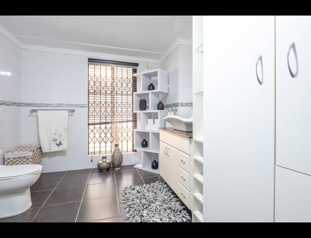 6 BEDROOM HOUSE FOR SALE IN FLAMWOOD